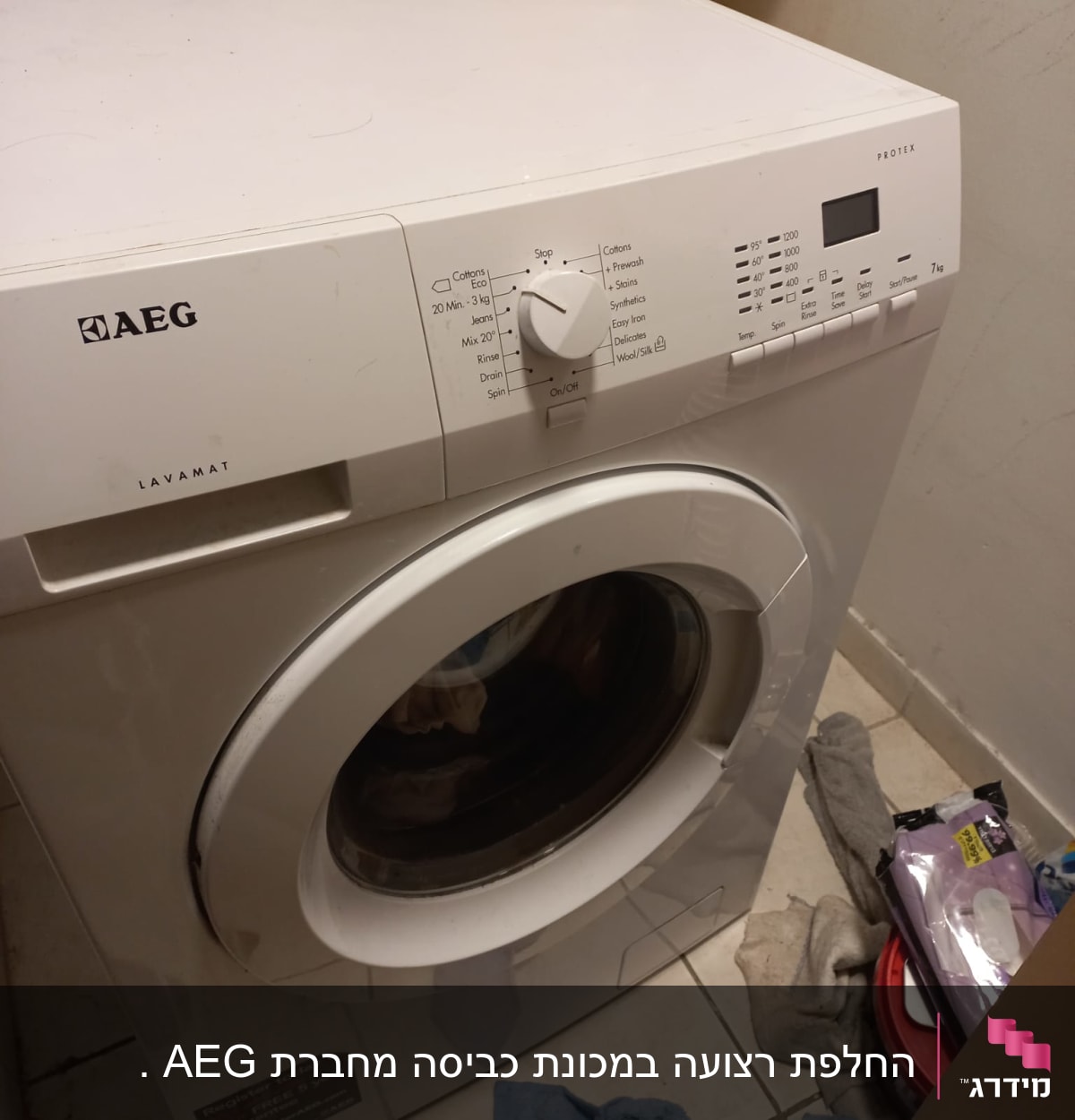 מכונת כביסה AEG עם כפתורי שליטה ותצוגה דיגיטלית